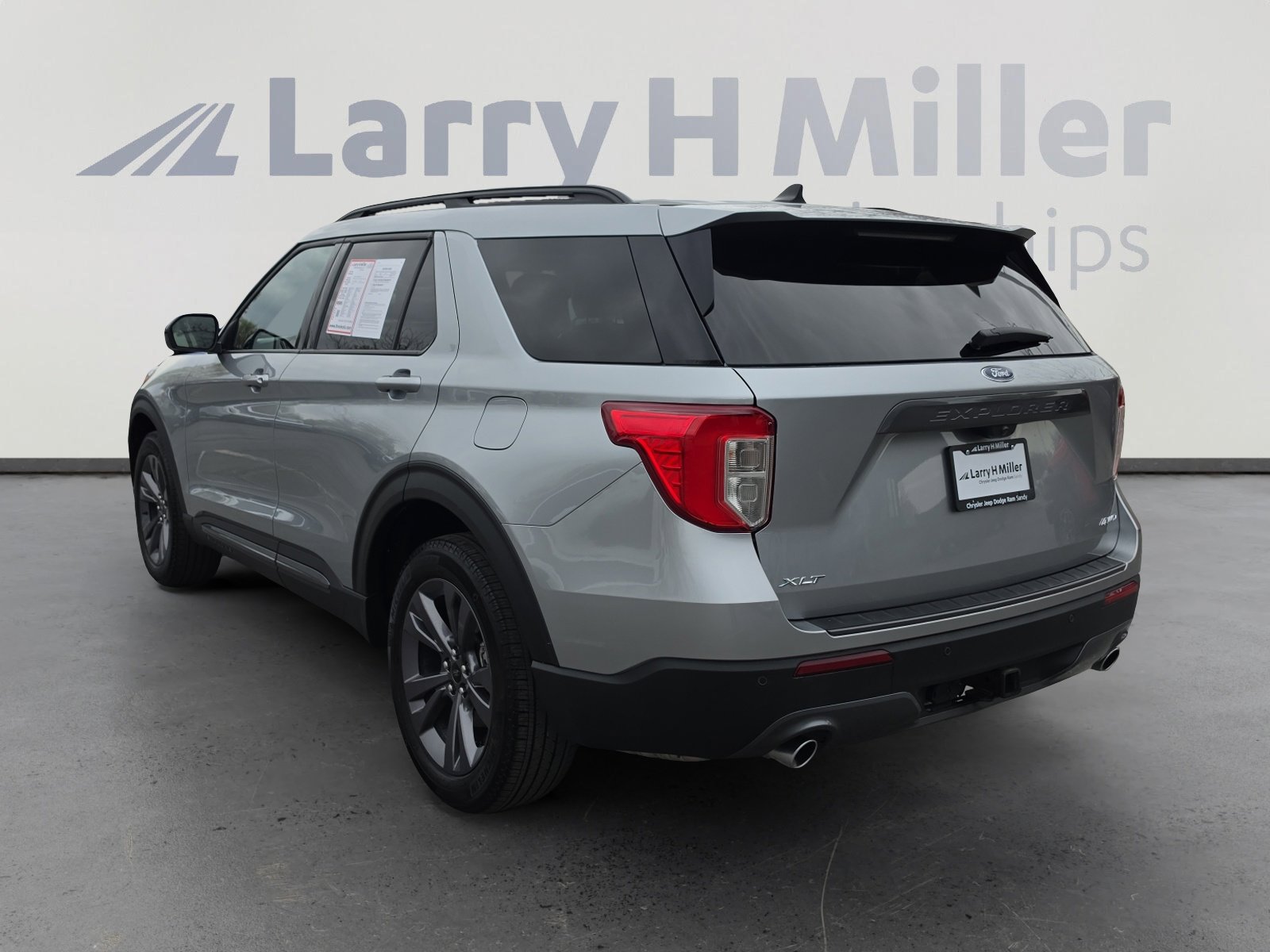 Used 2024 Ford Explorer XLT w/ Equipment Group 202A image 3