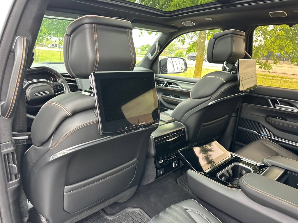 Used 2023 Jeep Grand Wagoneer Series III w/ Rear Seat Video Group 1 AWD/4WD image 15
