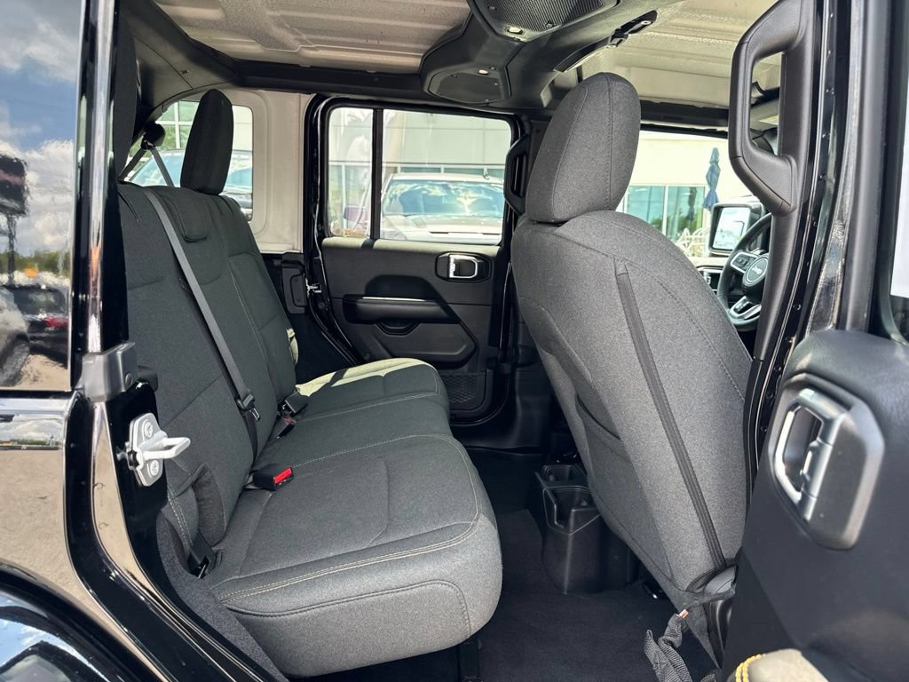 Used 2025 Jeep Wrangler Unlimited Sahara AWD/4WD image 19