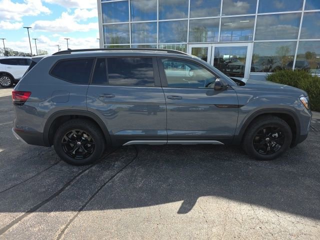 Used 2025 Volkswagen Atlas Peak Edition SE AWD/4WD image 2