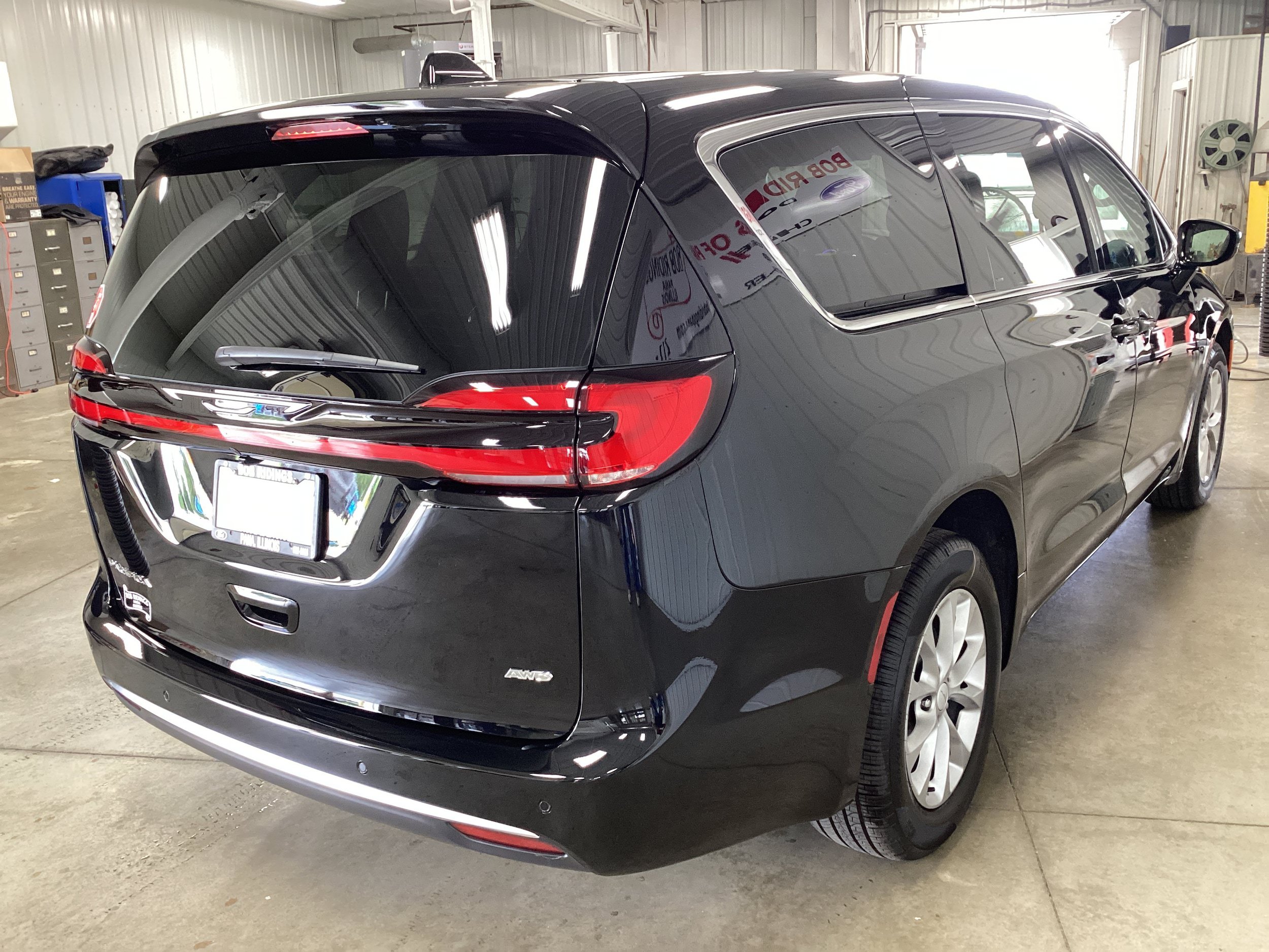 New 2027 Chrysler Pacifica Select w/ Family Tech Group AWD/4WD image 7