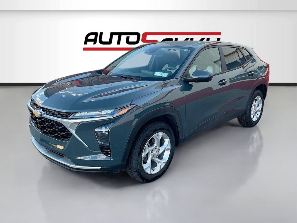 Used 2025 Chevrolet Trax LS w/ LS Convenience Package FWD image 3