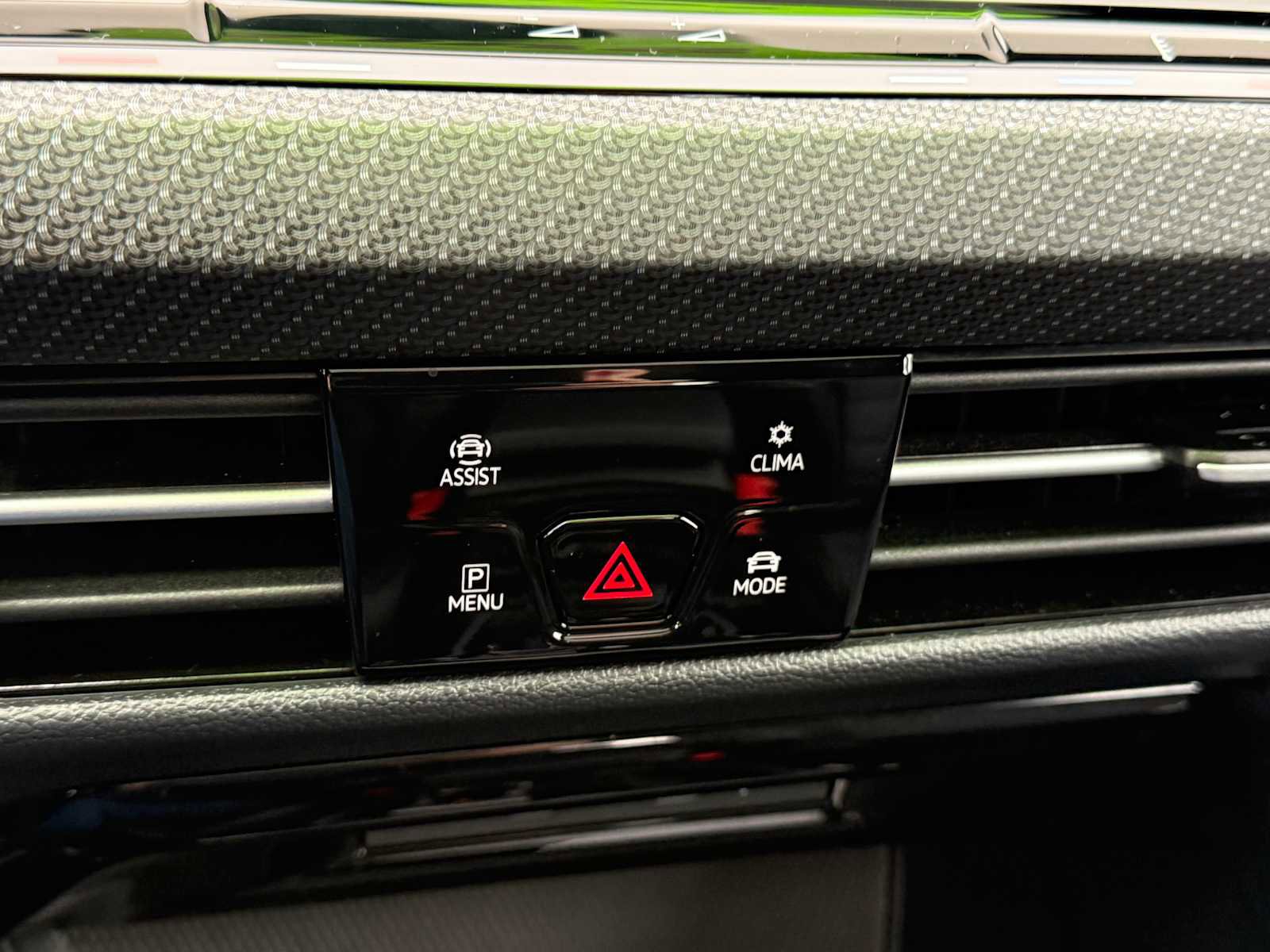 Certified 2024 Volkswagen Golf R image 29