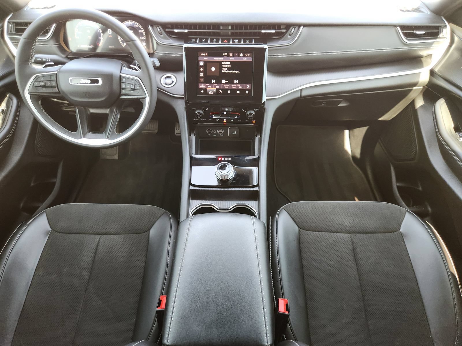 Used 2025 Jeep Grand Cherokee Altitude AWD/4WD image 28