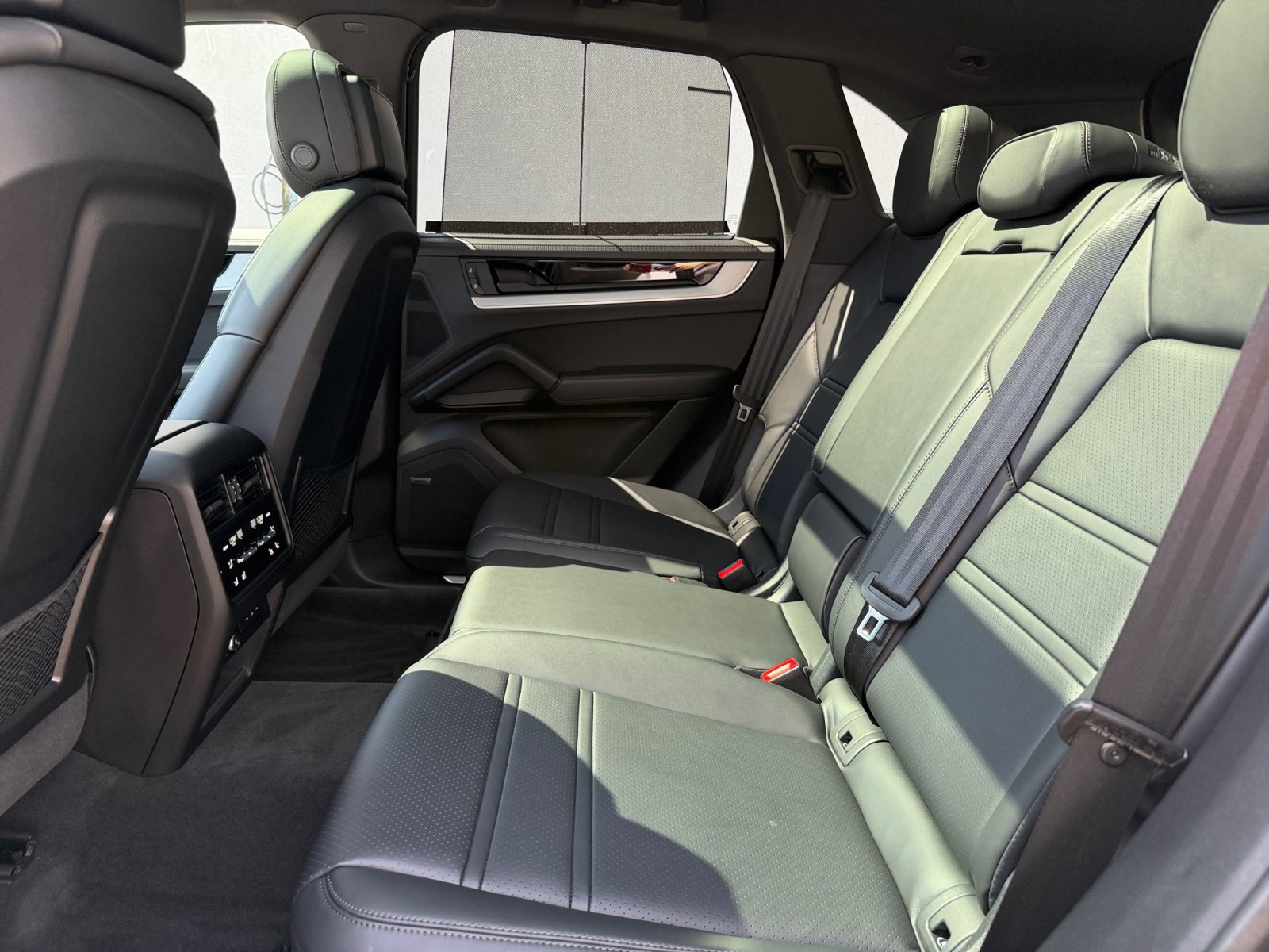 Certified 2025 Porsche Cayenne AWD/4WD image 21
