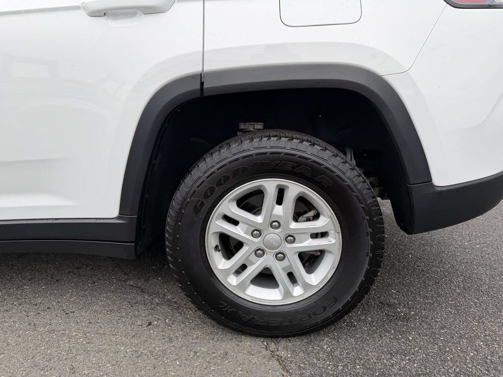 Used 2023 Jeep Grand Cherokee Laredo AWD/4WD image 13
