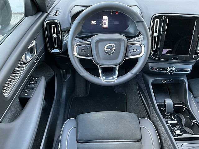 Certified 2025 Volvo XC40 B5 Plus image 5