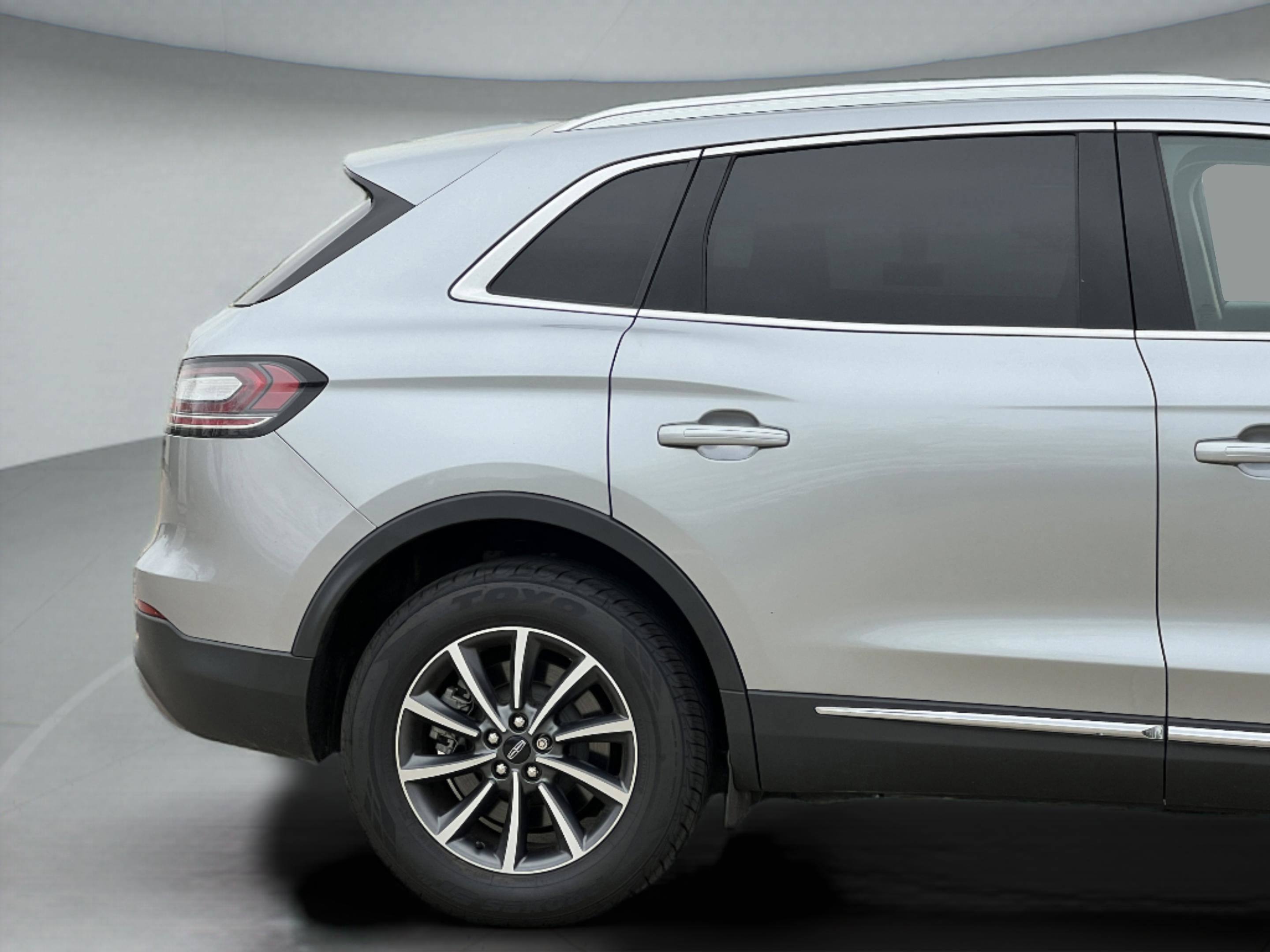 Used 2022 Lincoln Nautilus AWD image 32