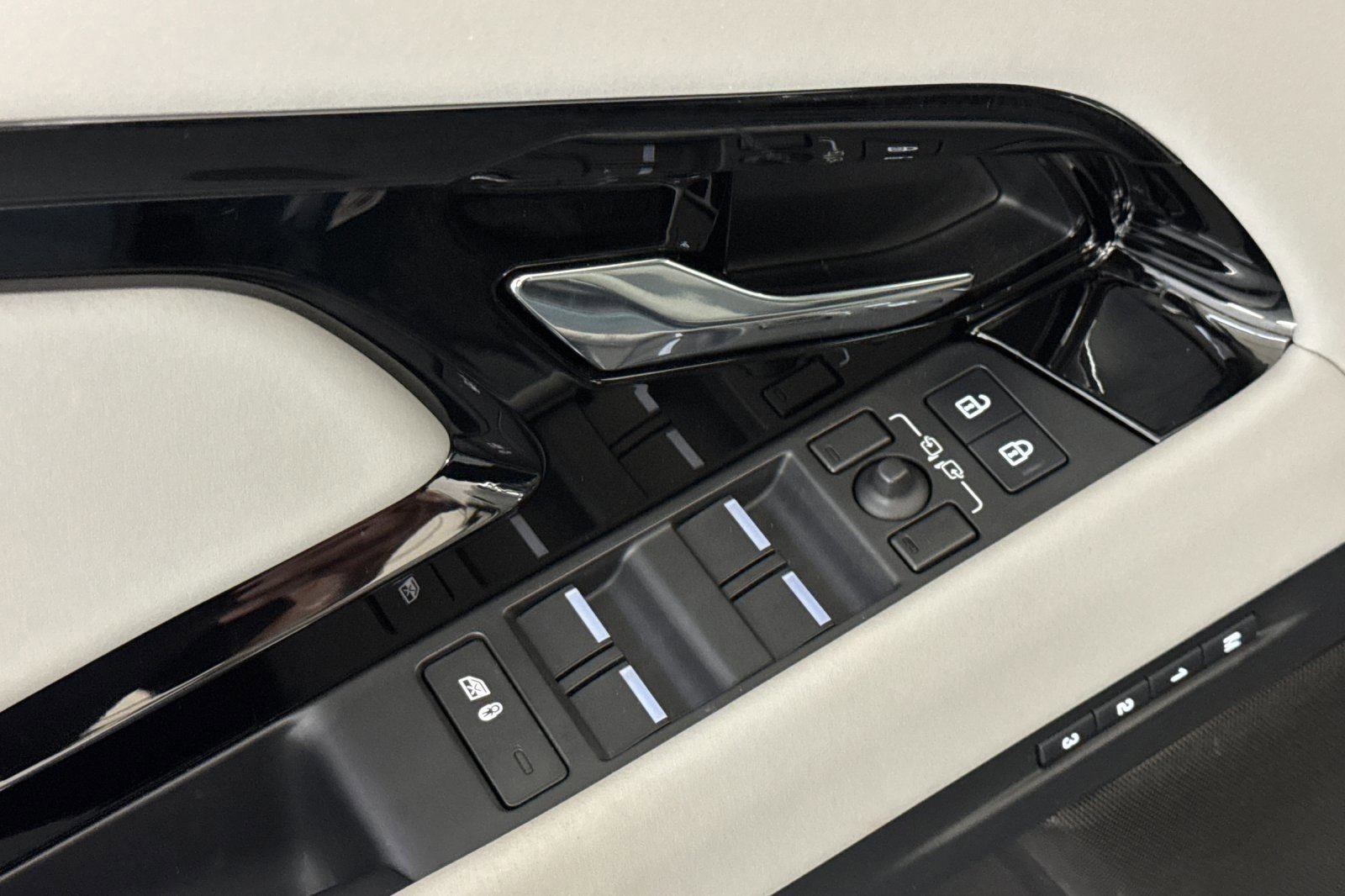 Used 2024 Land Rover Range Rover Evoque Dynamic SE image 13