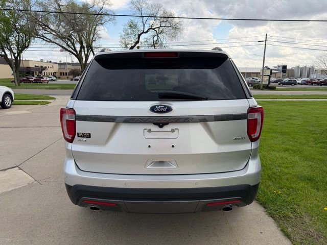 Used 2017 Ford Explorer XLT w/ XLT Technology Feature Bundle AWD/4WD image 4