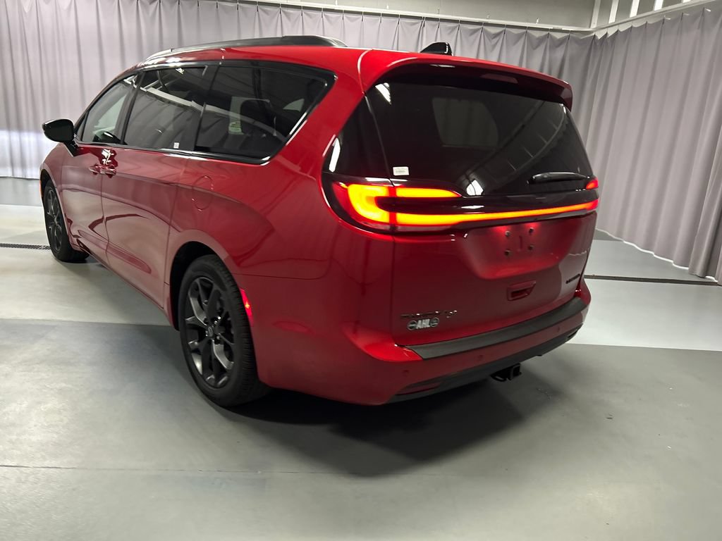 Used 2025 Chrysler Pacifica Limited w/ Trailer Tow Group FWD image 5