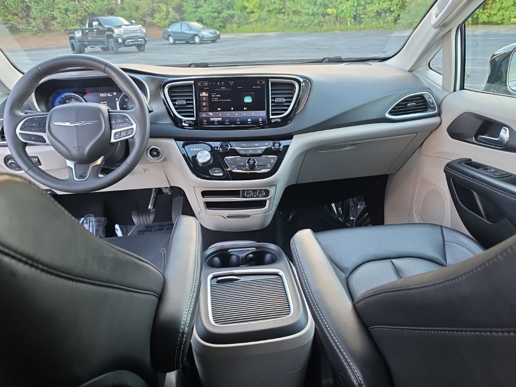 Used 2024 Chrysler Pacifica Touring-L FWD image 20