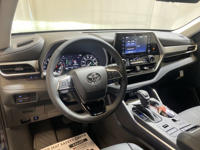 Used 2021 Toyota Highlander XLE AWD/4WD image 13