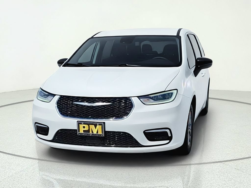 Used 2024 Chrysler Pacifica Touring-L FWD image 3