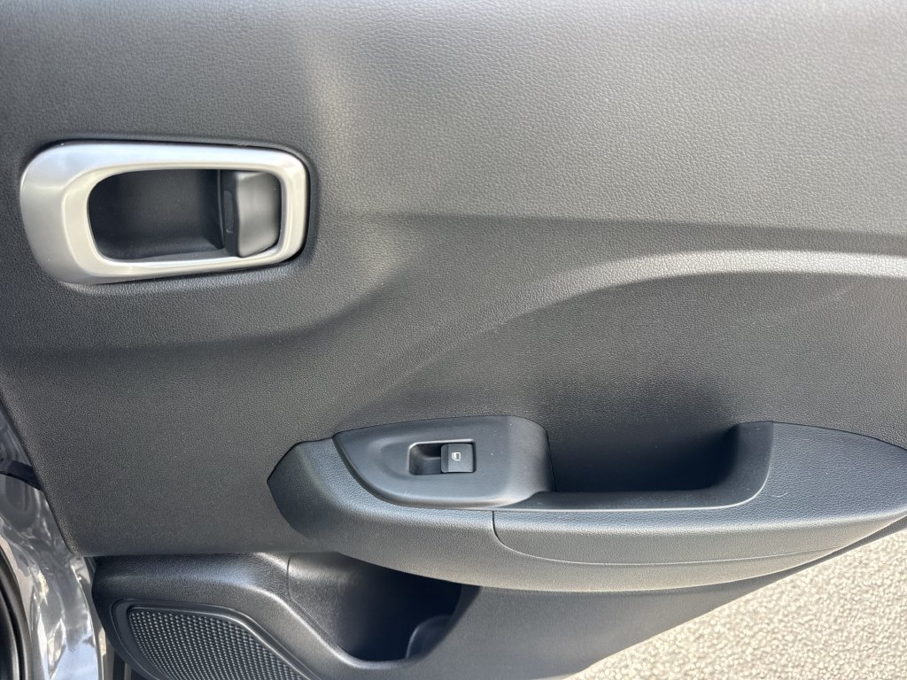 Used 2025 Hyundai Venue SE FWD image 16