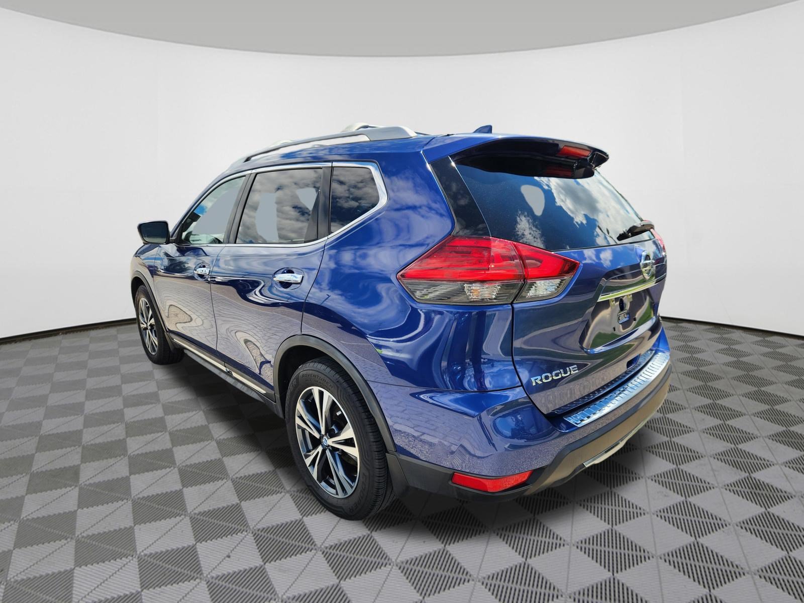 Used 2017 Nissan Rogue SL FWD image 3