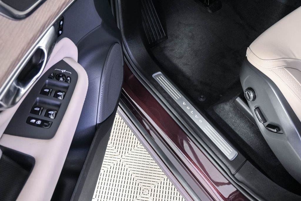 Certified 2025 Volvo XC90 T8 Plus AWD/4WD image 9