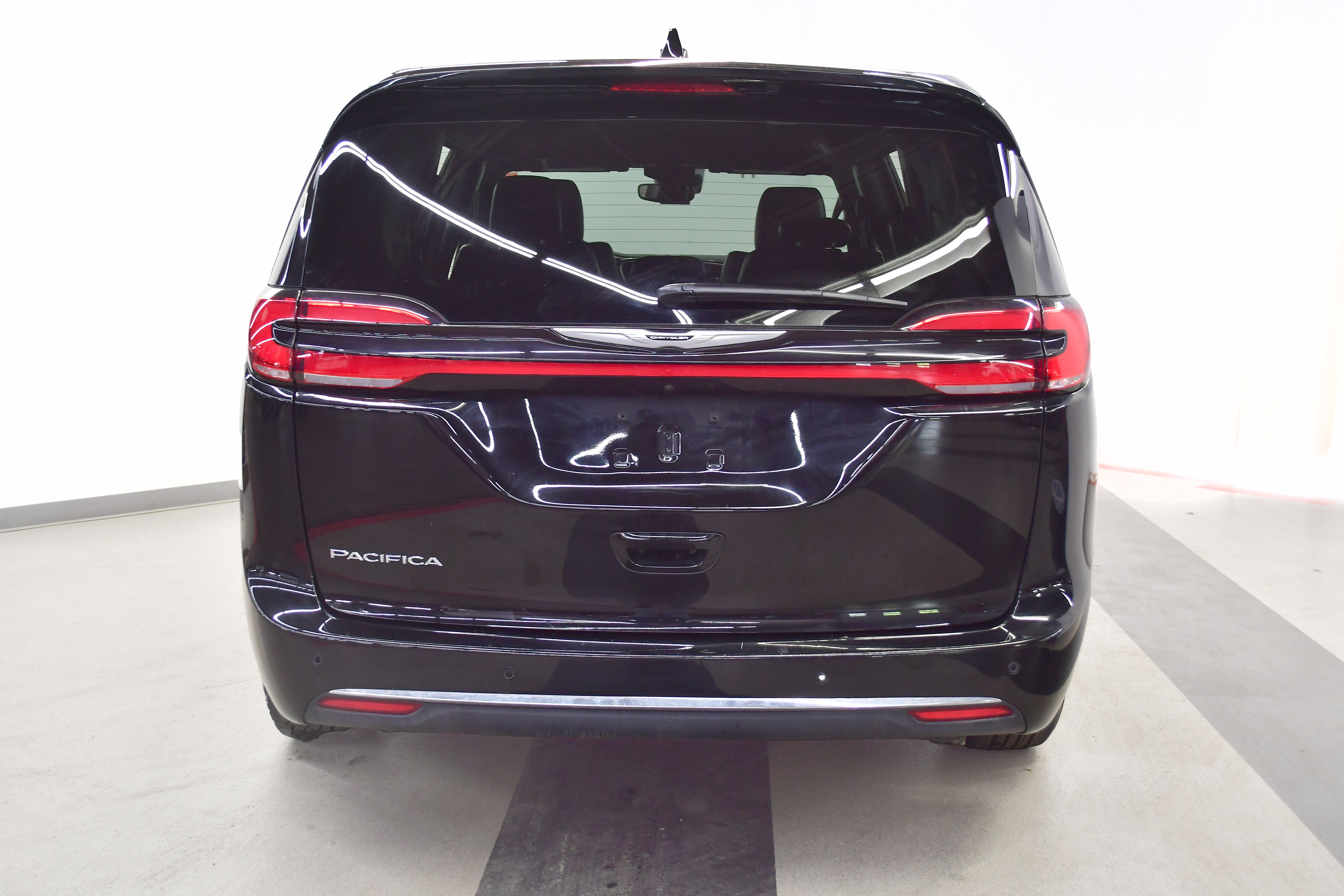 Used 2025 Chrysler Pacifica Select FWD image 3