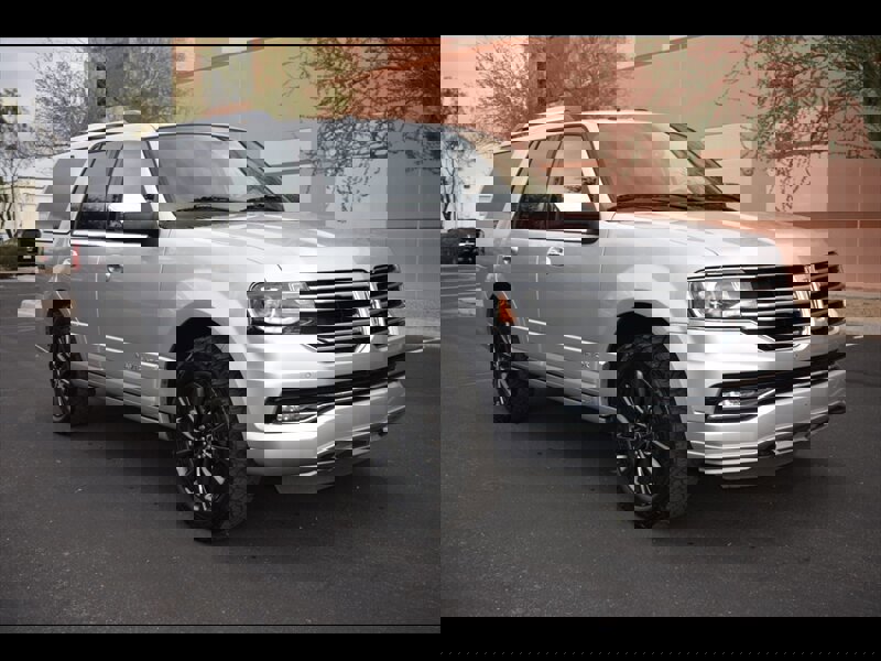 Used 2017 Lincoln Navigator Select image 2