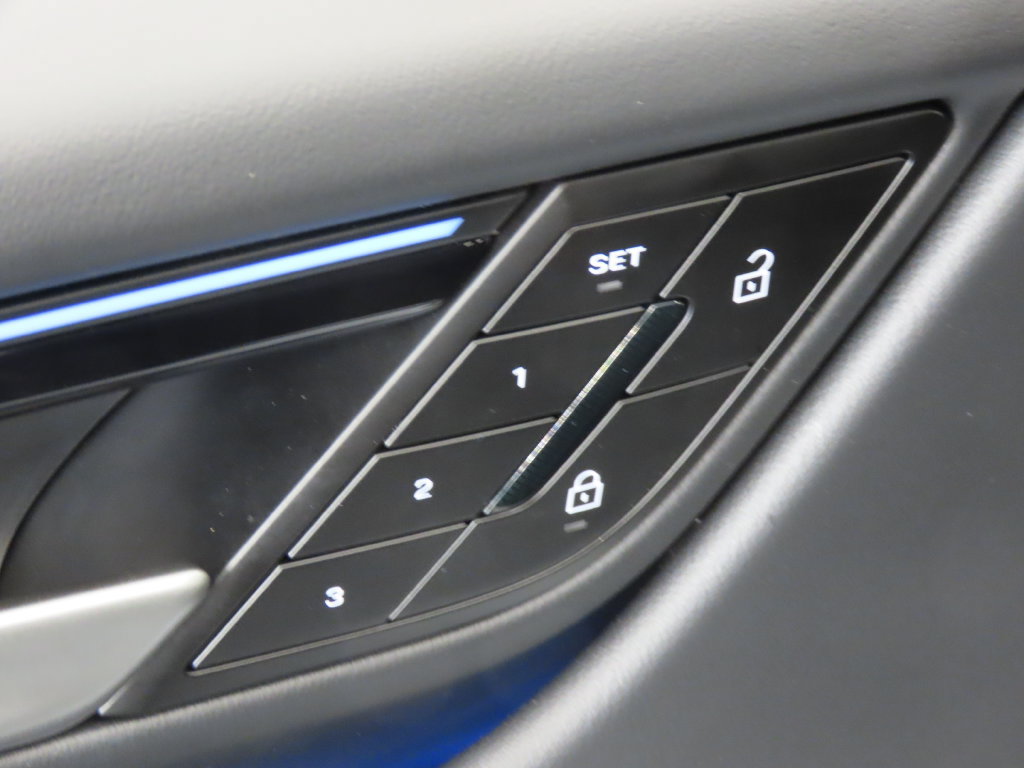 Certified 2025 Porsche Macan Electric w/ Premium Package RWD image 35