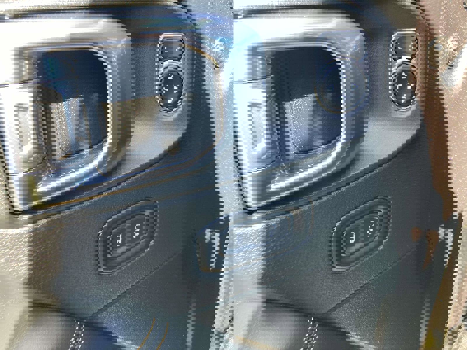 Used 2025 Jeep Wrangler Sahara AWD/4WD image 18