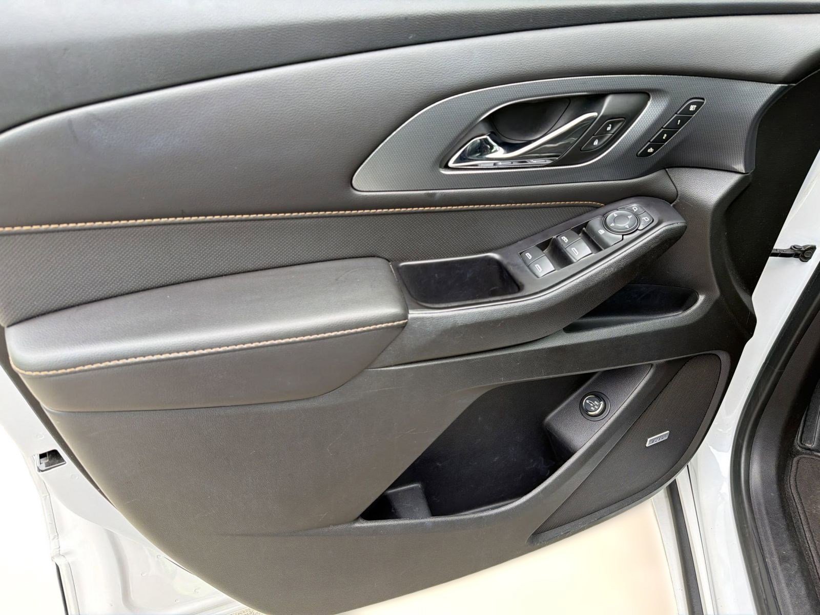 Used 2020 Chevrolet Traverse Premier FWD image 12