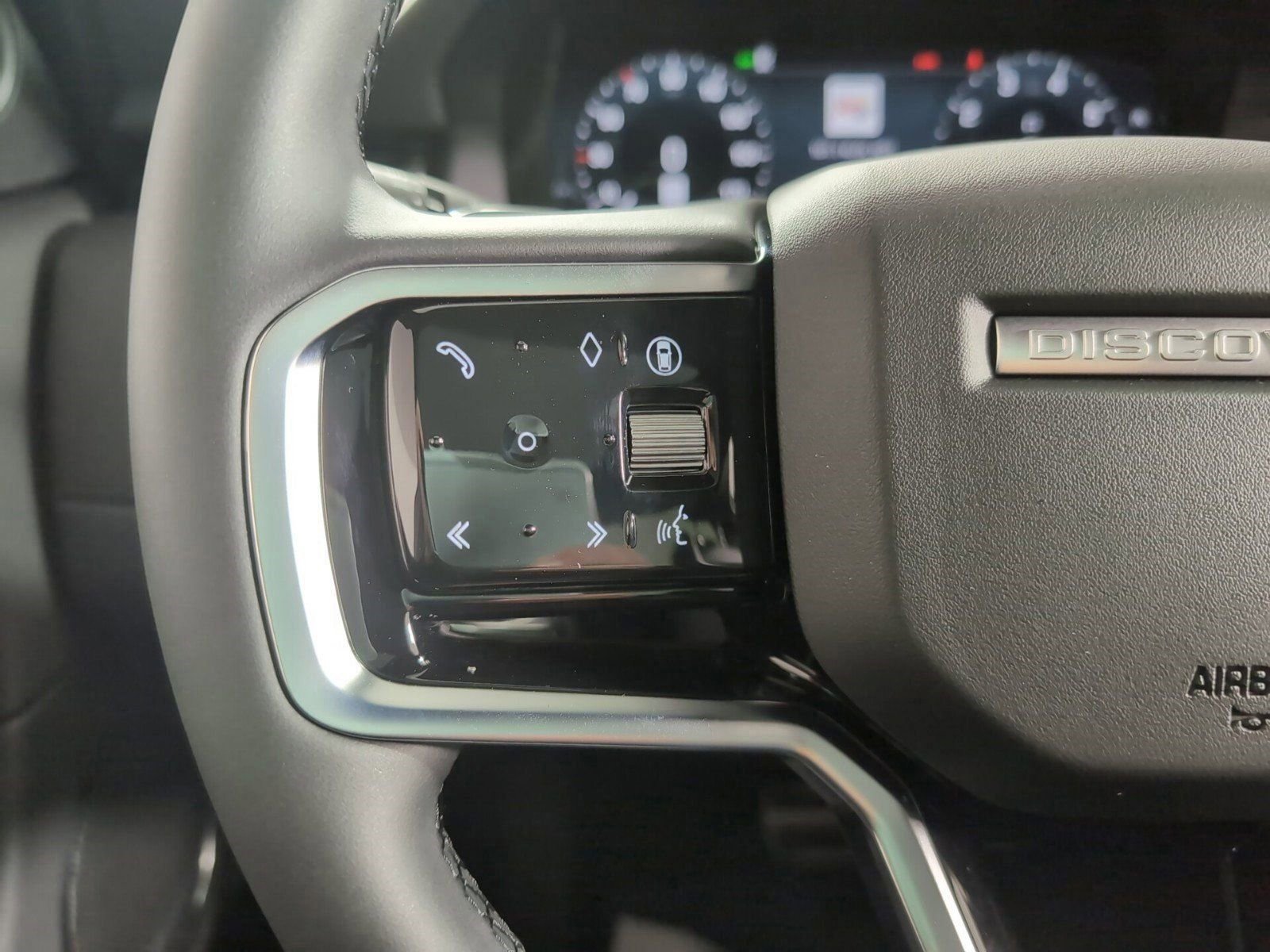 Certified 2025 Land Rover Discovery Sport Dynamic SE image 15