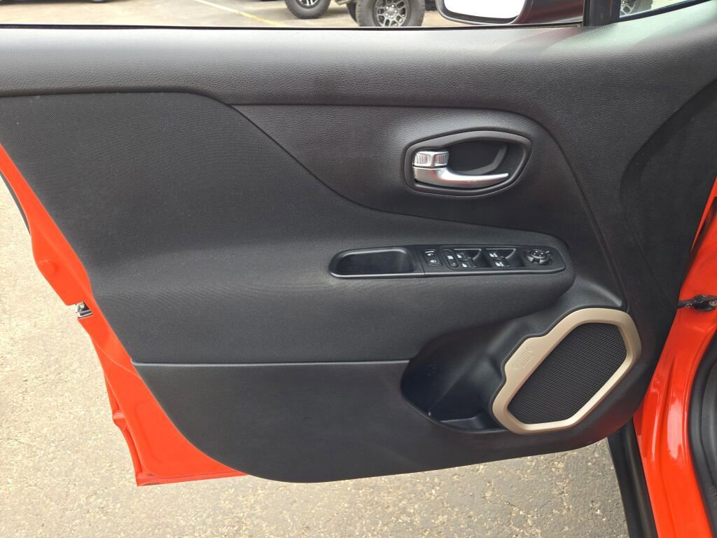 Used 2017 Jeep Renegade Latitude w/ Cold Weather Group image 18