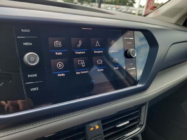 Certified 2024 Volkswagen Taos SE w/ Panoramic Sunroof Package FWD image 33