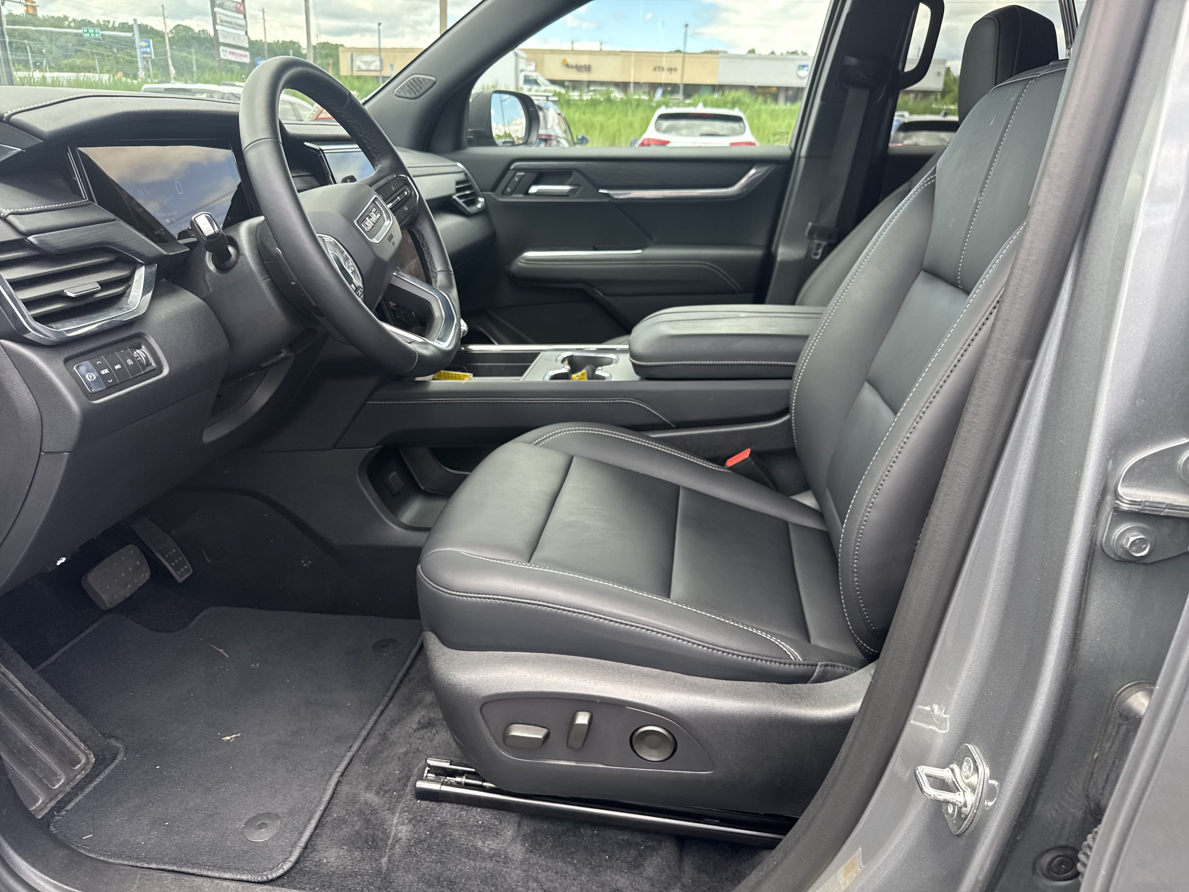 Used 2026 GMC Acadia Elevation w/ Elevation Premium Package AWD/4WD image 12