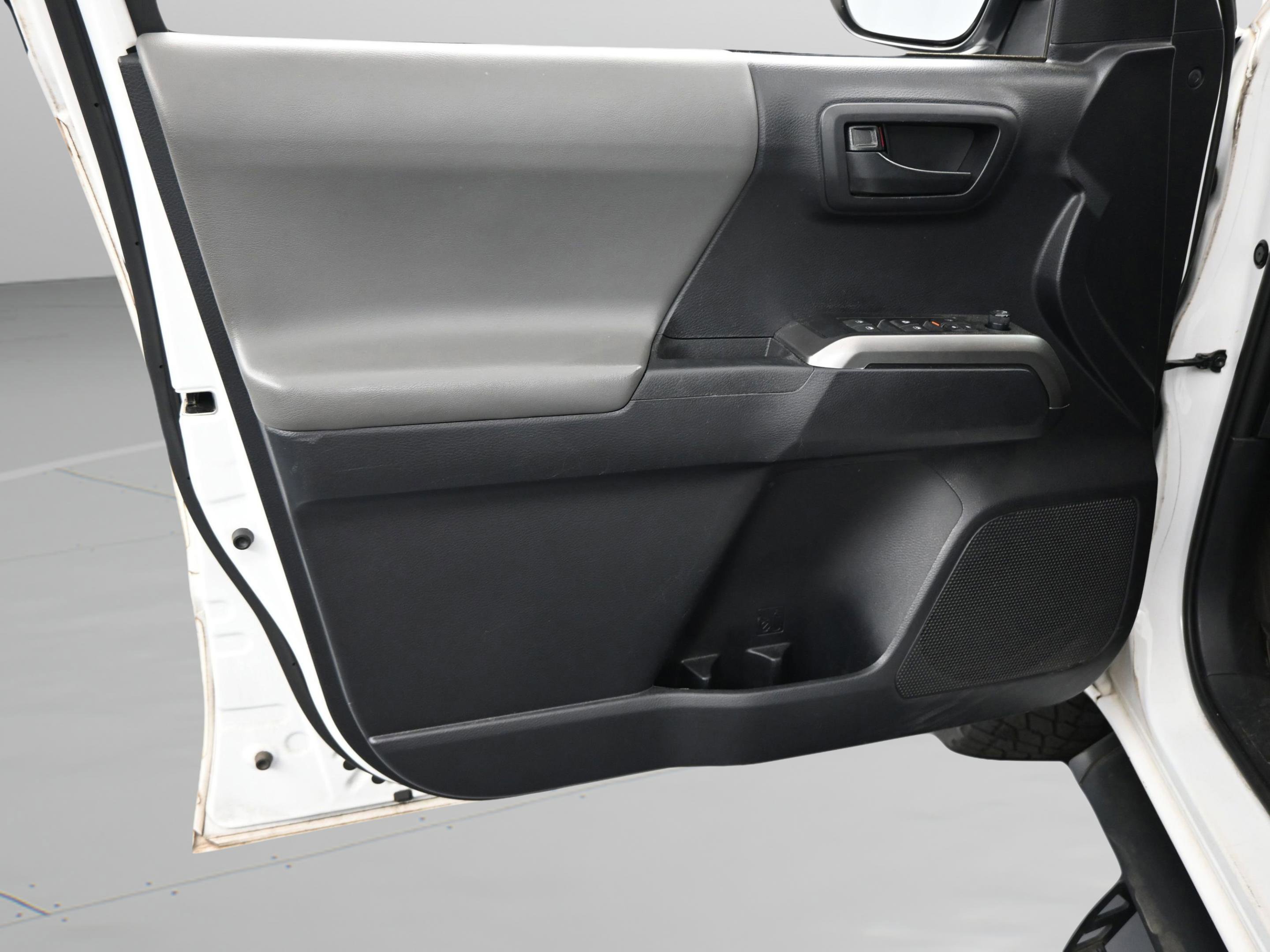 Used 2020 Toyota Tacoma SR5 AWD/4WD image 39