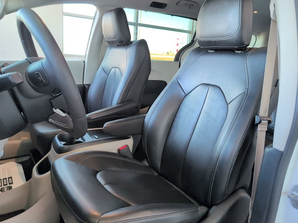 Used 2024 Chrysler Pacifica Touring-L image 13