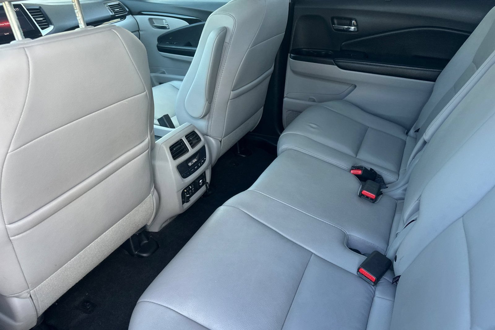 Used 2016 Honda Pilot Touring image 12