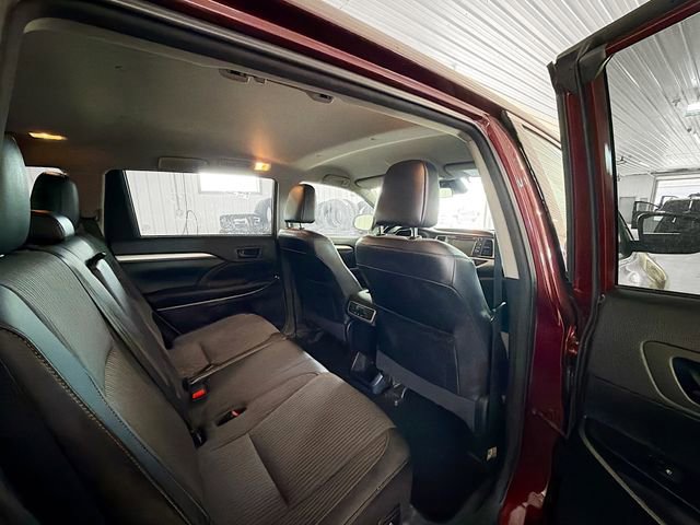 Used 2018 Toyota Highlander LE AWD/4WD image 11