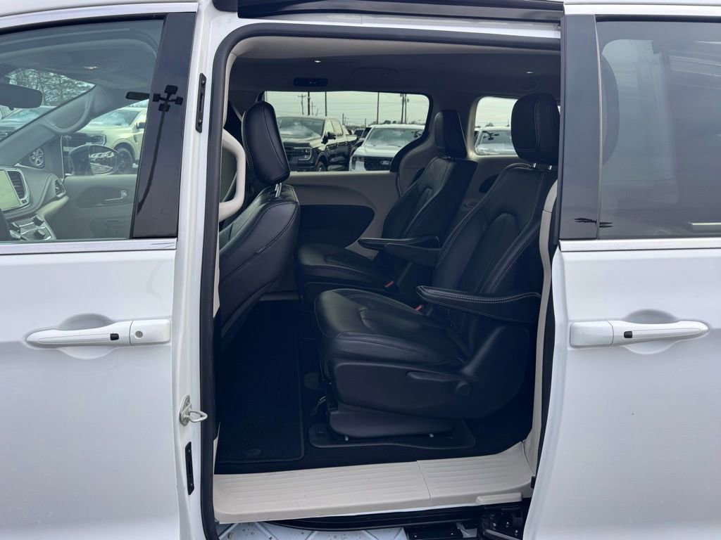 Used 2024 Chrysler Pacifica Select FWD image 25