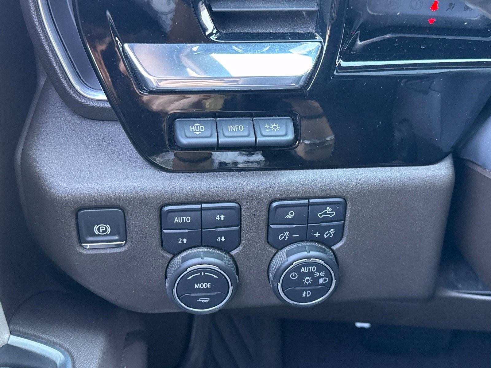 Used 2025 Chevrolet Silverado 1500 LTZ w/ LTZ Premium Package AWD/4WD image 27