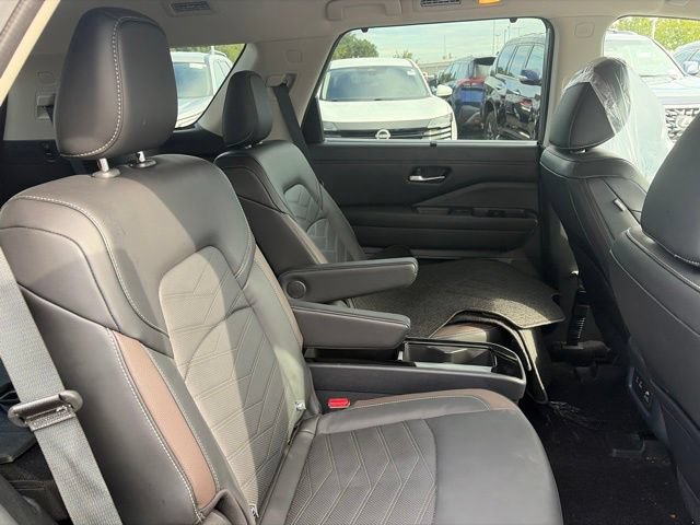 Used 2024 Nissan Pathfinder Platinum AWD/4WD image 17