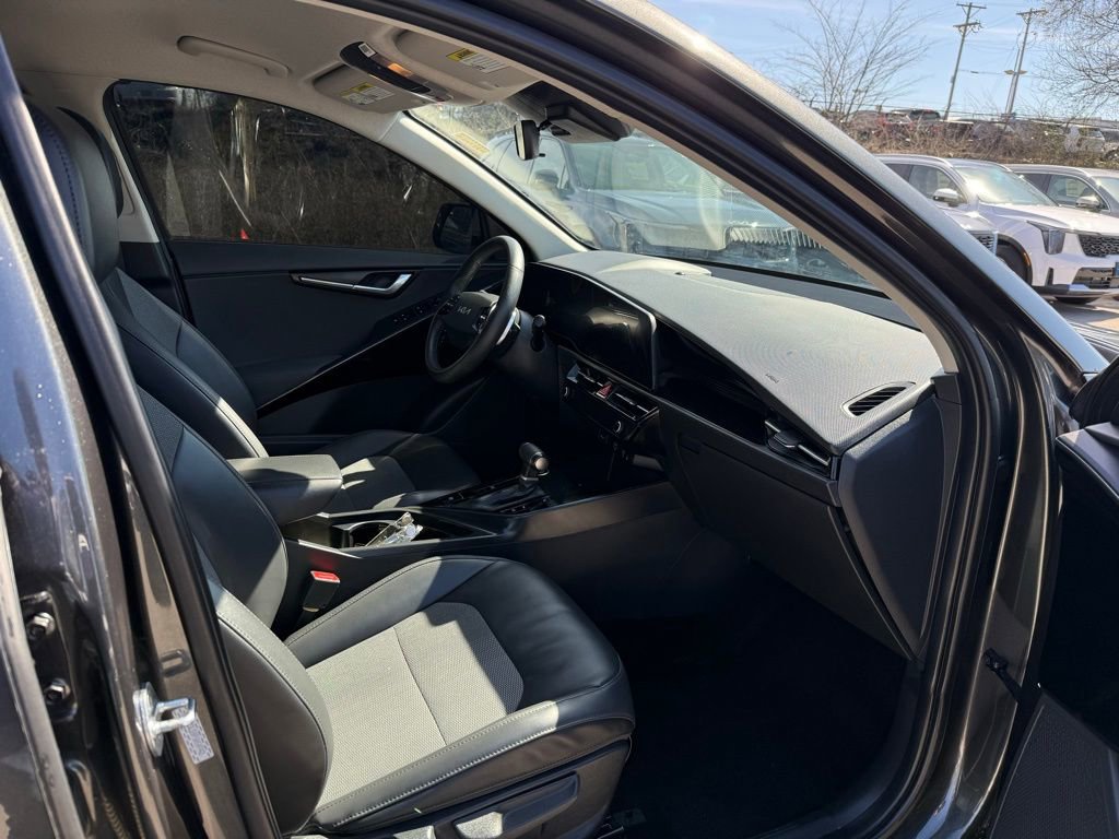 Used 2023 Kia Niro EX image 20