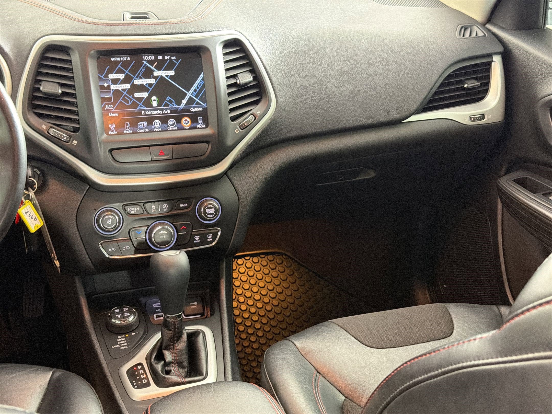 Used 2016 Jeep Cherokee Trailhawk w/ Cold Weather Group image 27