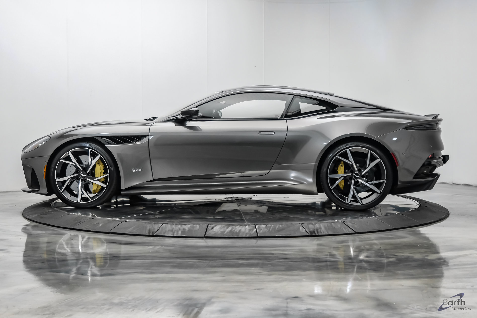 Used 2019 Aston Martin DBS Superleggera RWD image 7