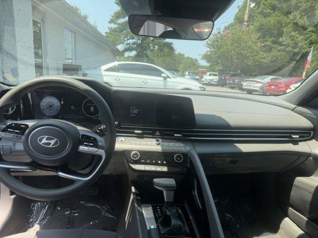Used 2024 Hyundai Elantra SEL FWD image 14