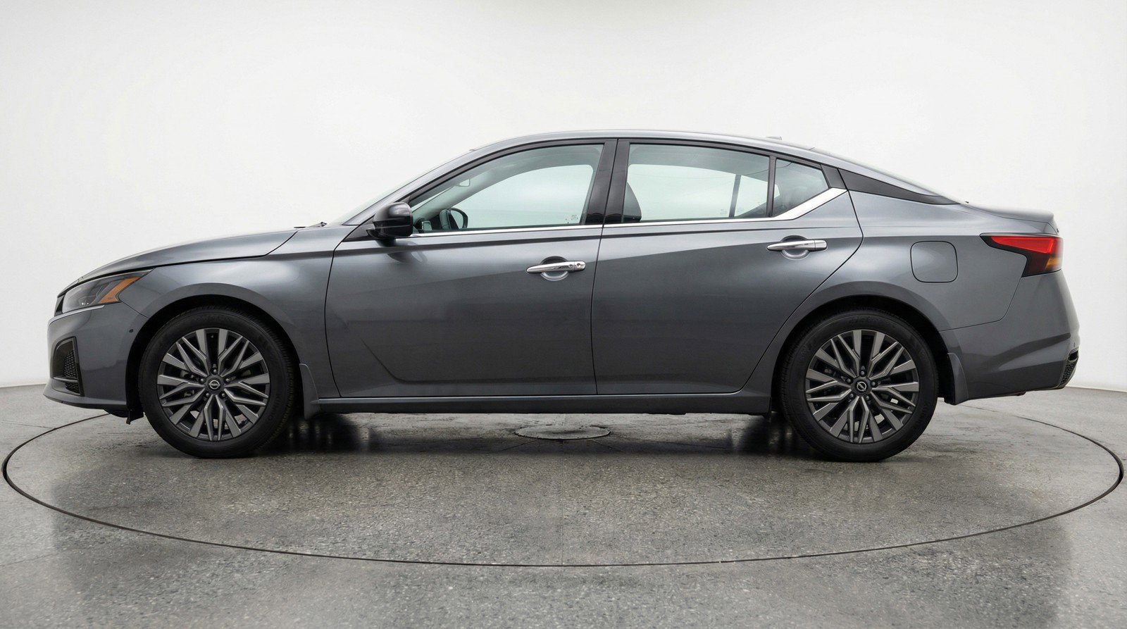 Used 2025 Nissan Altima 2.5 SV FWD image 5