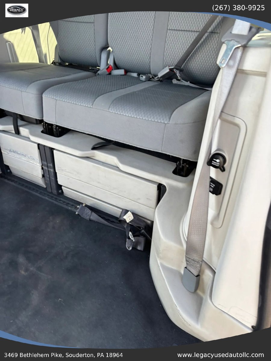 Used 2010 Chrysler Town & Country Touring FWD image 32