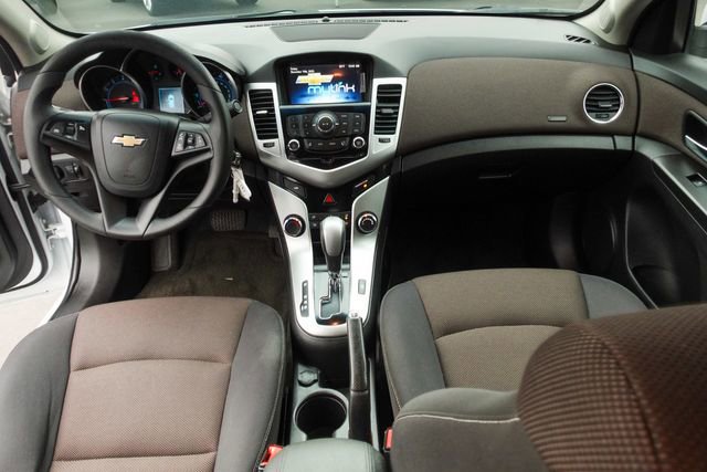 Used 2015 Chevrolet Cruze LT w/ Technology Package image 4