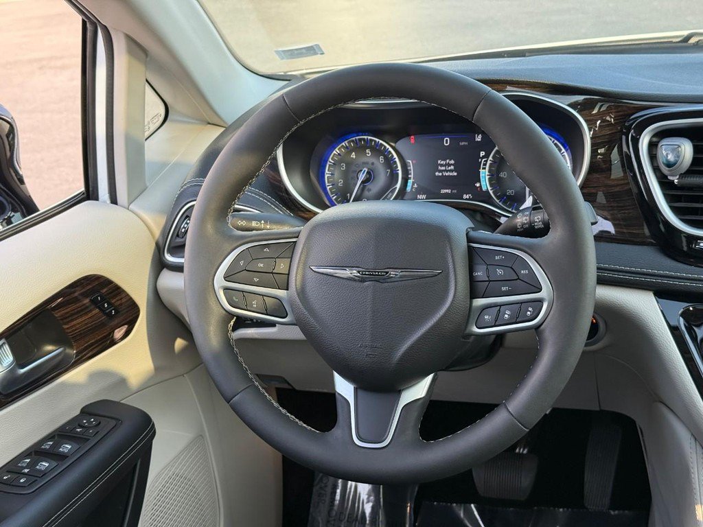 Used 2024 Chrysler Pacifica Limited FWD image 15