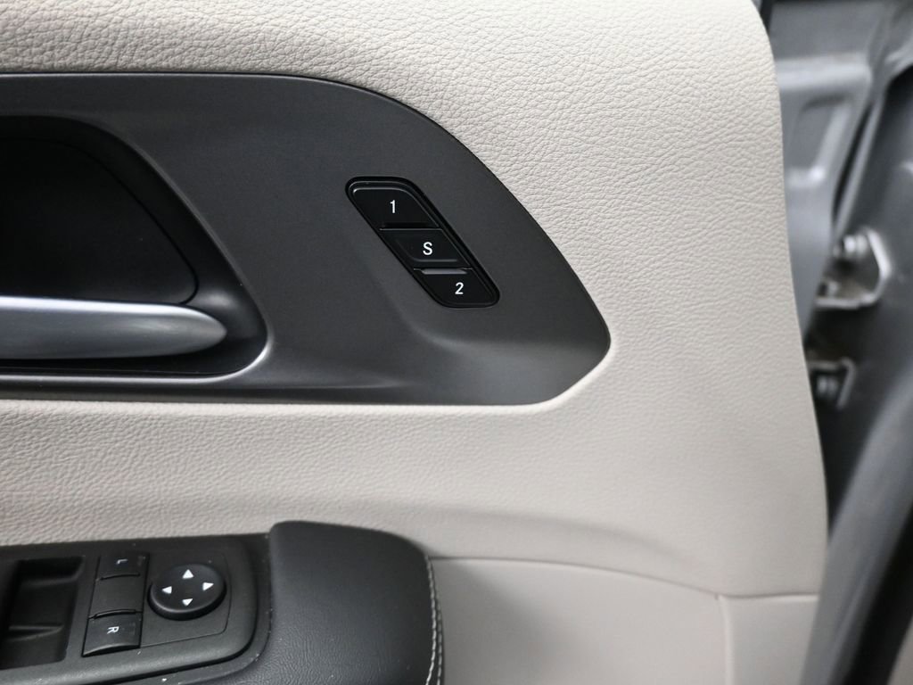 Used 2024 Chrysler Pacifica Select image 30