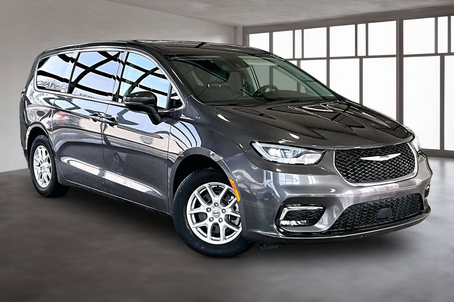 Used 2023 Chrysler Pacifica Touring-L image 13