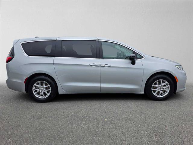 Used 2024 Chrysler Pacifica Touring-L FWD image 2