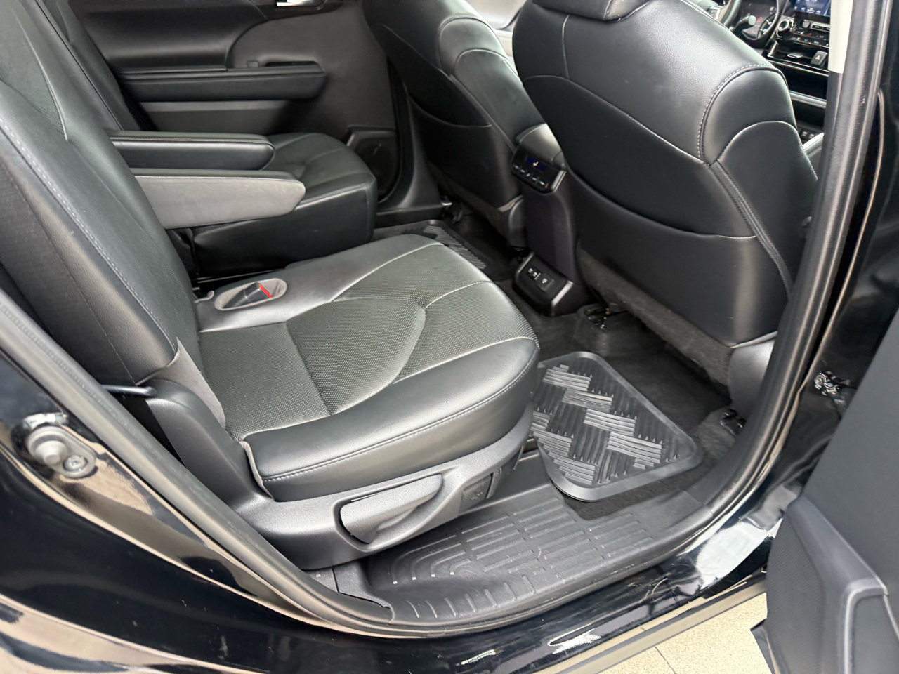 Used 2021 Toyota Highlander Limited image 18