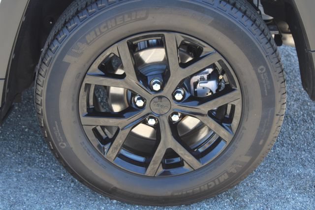 Used 2025 Jeep Grand Cherokee Altitude RWD image 10